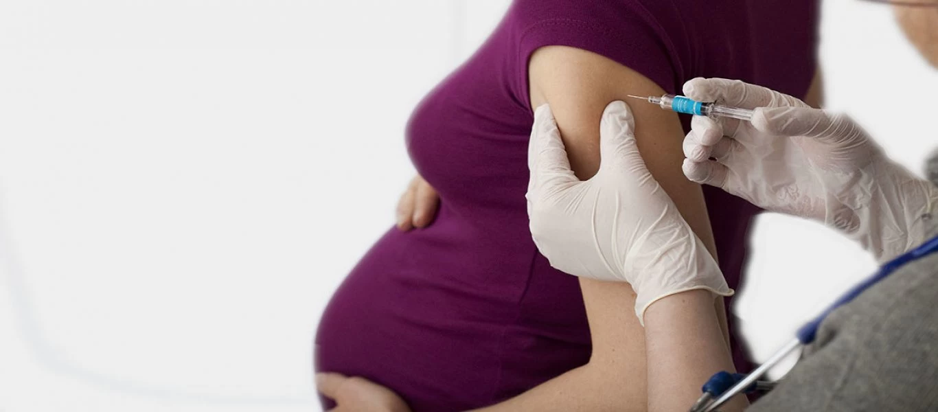 Προκρίνουν τα εμβόλια των Pfizer και Moderna σε εγκύους και θηλάζουσες με δεδομένα μελέτης από... μόλις 103 γυναίκες